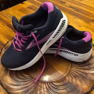 Brooks Ariel Women's Athletic Shoes - Navy and Pink size 11 Women